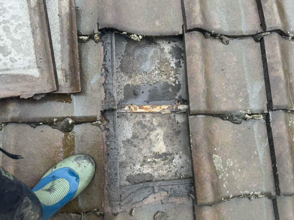 下地の傷みが瓦のズレを引き起こし、劣化をさらに進めてしまっている状態でした。葺き替えにより、新築同等の耐久性を備えた屋根へと一新することが可能です。