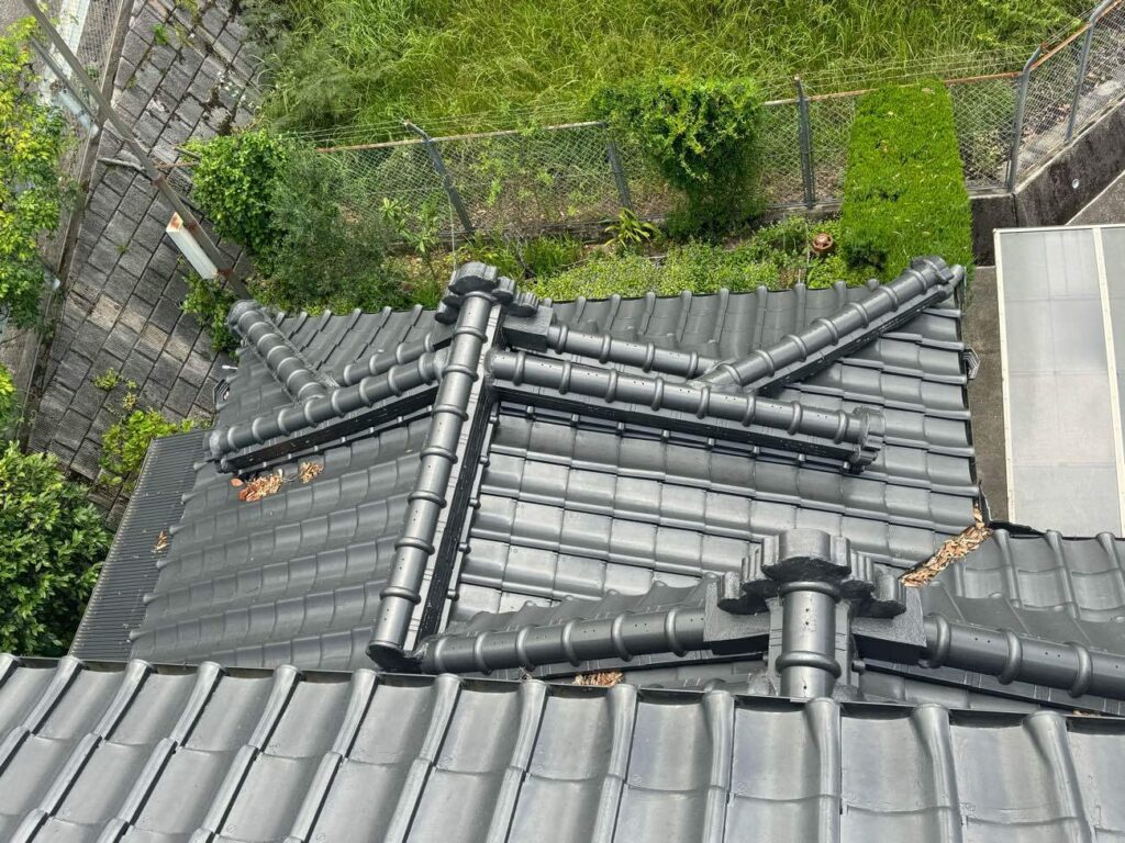 8年前に塗装されたセメント瓦。1階屋根の斜めに延びる棟2カ所で雨漏りが発生していました。