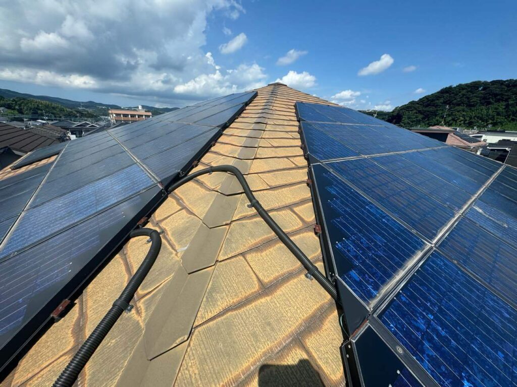 太陽光パネルは取り外さず、仕上がりに配慮した施工を行います。