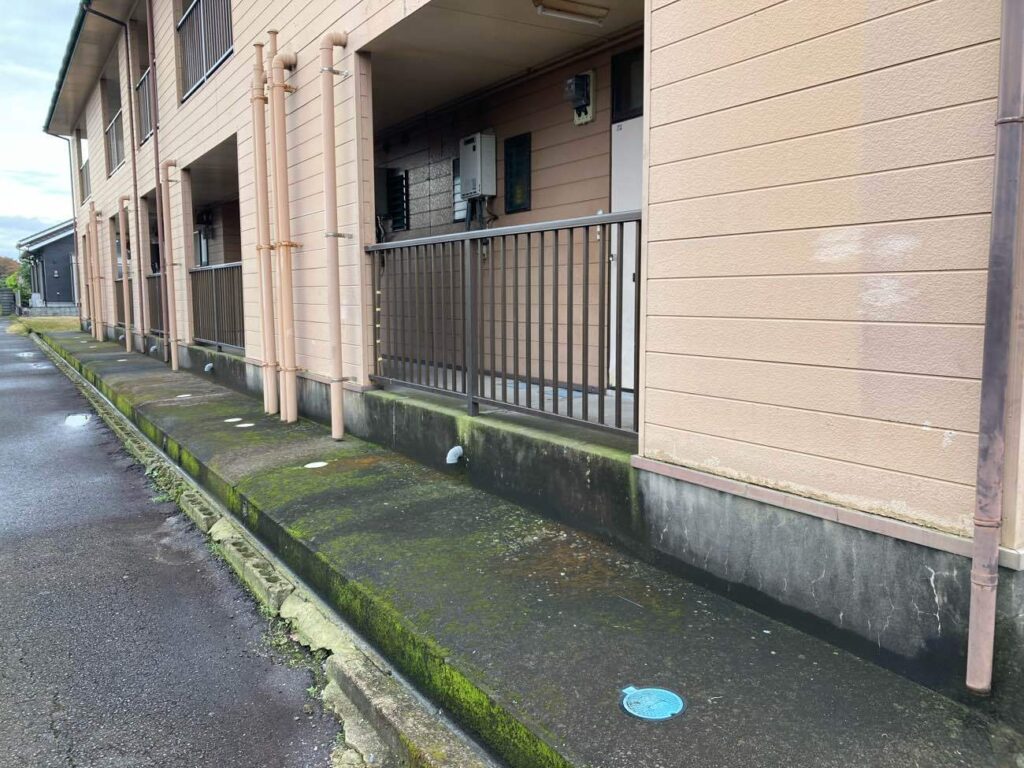 色あせやチョーキングなど経年劣化が見受けられた外壁について、高圧洗浄と塗装を行い、建物全体をきれいに整えていく計画です。