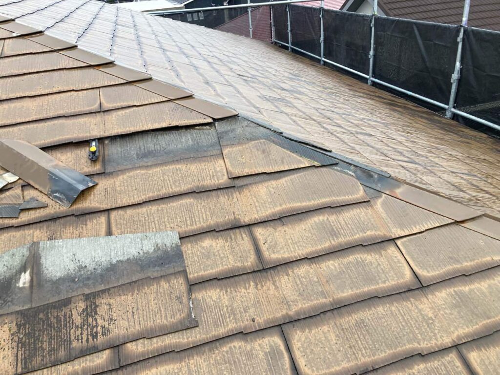 補修のため、割れた屋根材や傷んだ板金などを一部解体しました。