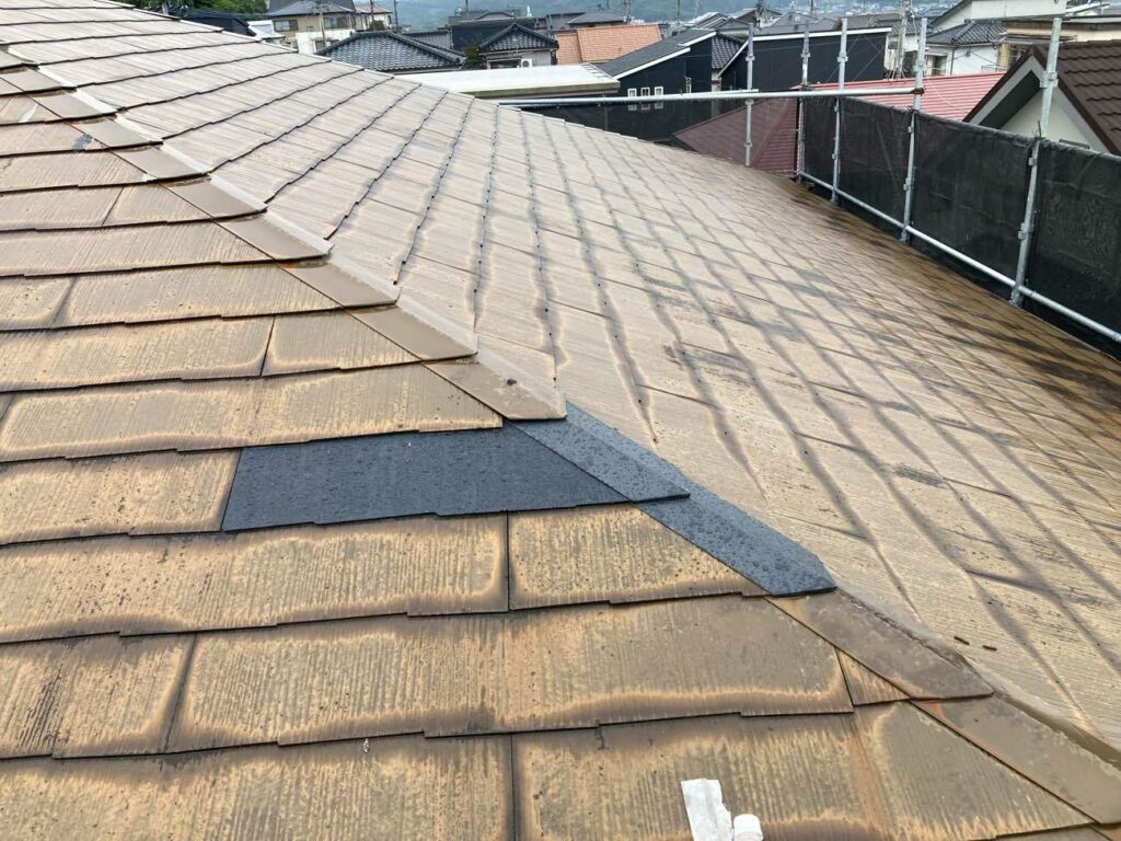 割れた屋根材を差し替え、板金部のコーキング処理なども丁寧に行いました。
