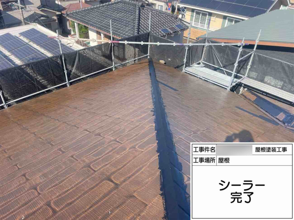 下塗りを行い、経年劣化した素材にしっかり浸透させて表面を補強します。