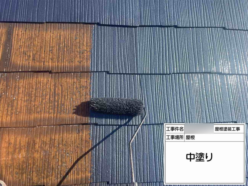 上塗り塗料を重ね塗りし、耐久性のある塗膜を作っていきます。
