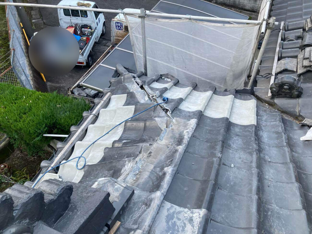 既存のセメント瓦を積み直し、再固定していきます。あわせて、傷んだ瓦の差し替えも行いました。新しい瓦は塗装すると色味がわずかに異なるため、できるだけ１箇所にまとめて見栄えに配慮しました。