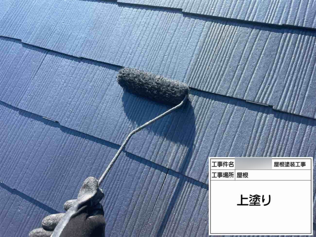 ムラなく美しく仕上がるよう、ローラーを用いて手塗りで行いました。