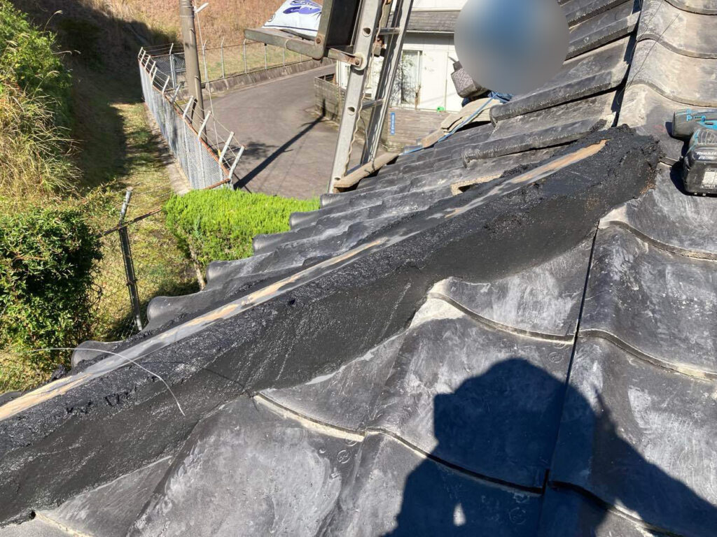 もう1箇所の棟も同様に施工。瓦の色に合わせた黒漆喰を採用し、見えにくい箇所の材料にも仕上がりを意識して選定しています。