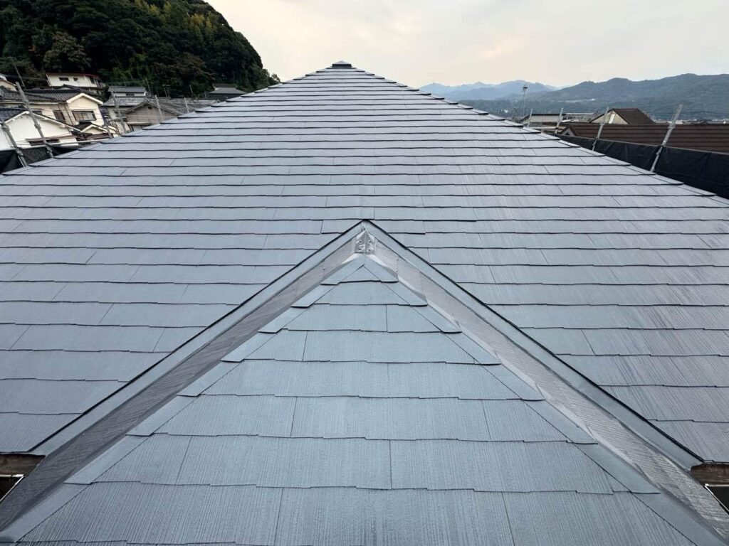 塗装前に必要な補修を行い、屋根材の割れや一部板金の不備も、手際よくきれいに施工いたしました。