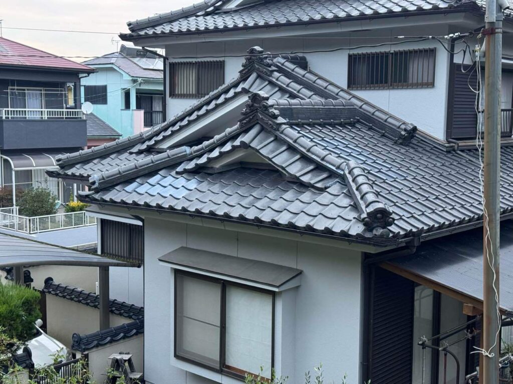 棟の分岐点2か所の周辺について、雨水の流れを整えました。