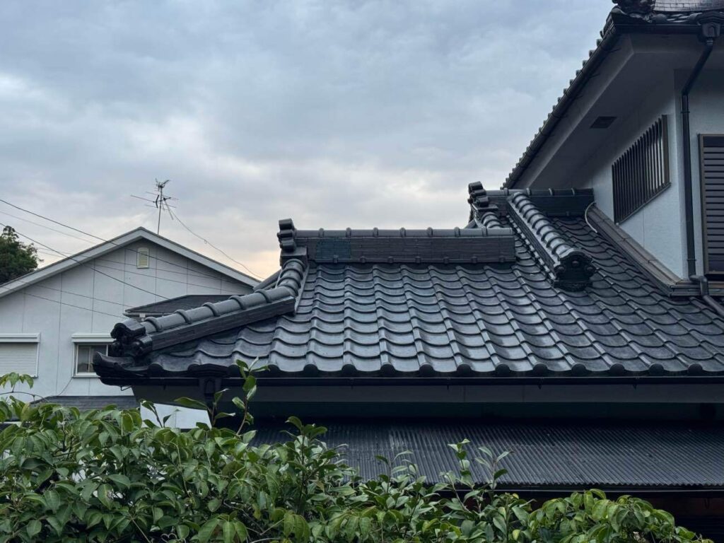 飾り棟を撤去し、シンプルな形状へ。雨漏りしにくい屋根へと改善し、軽量化も実現しました。