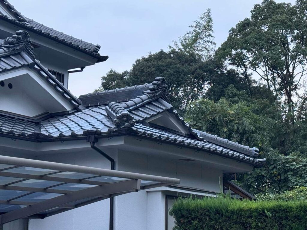 瓦の雰囲気を大切にしたいというお気持ちに寄り添い、瓦の補修による雨漏り修繕工事が完了しました。