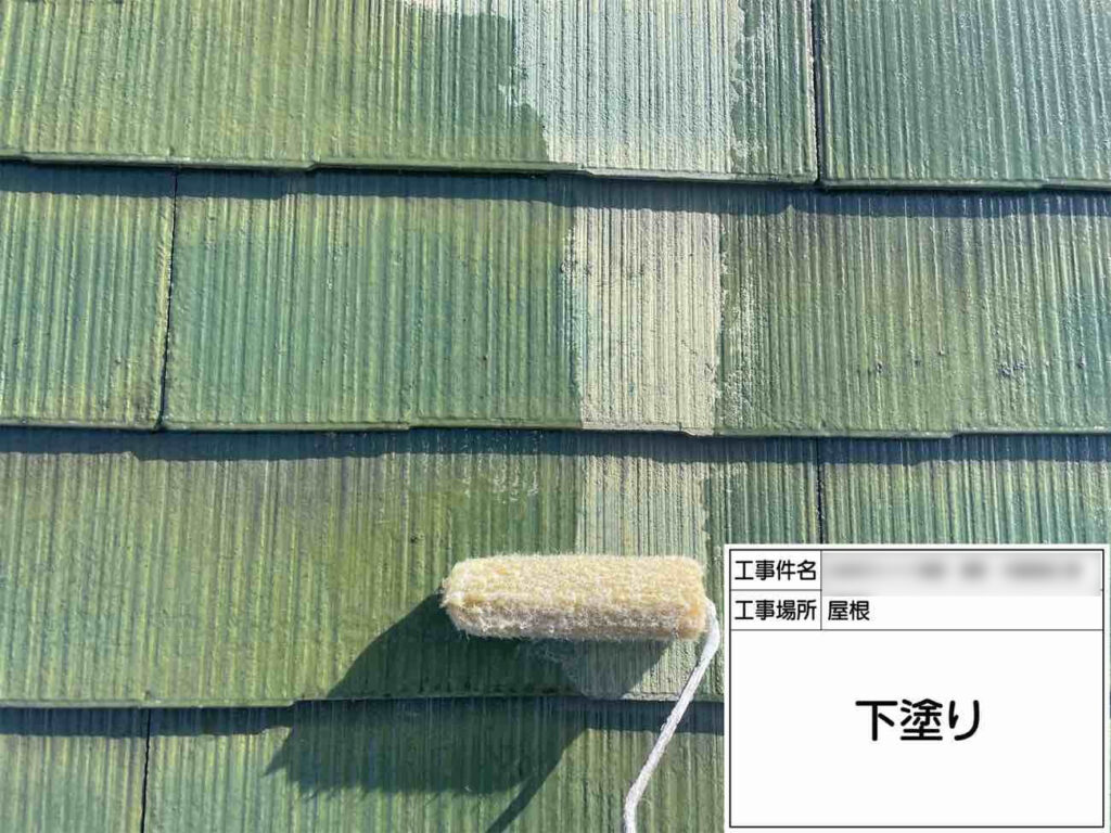屋根専用の下塗り材、エーエスペイント「Sun瓦Xワンシーラー」を採用し、スレート屋根材の表面を補強します。