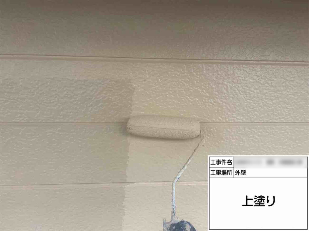 水になじみやすい性質により、外壁に付いた汚れを雨水で自然に洗い流すなど、高い機能性とコストバランスを兼ね備えています。