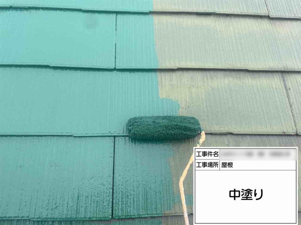 上塗り塗料の「Sun瓦Xトップ」を重ね塗りし、耐久性の高い塗膜を作ります。
