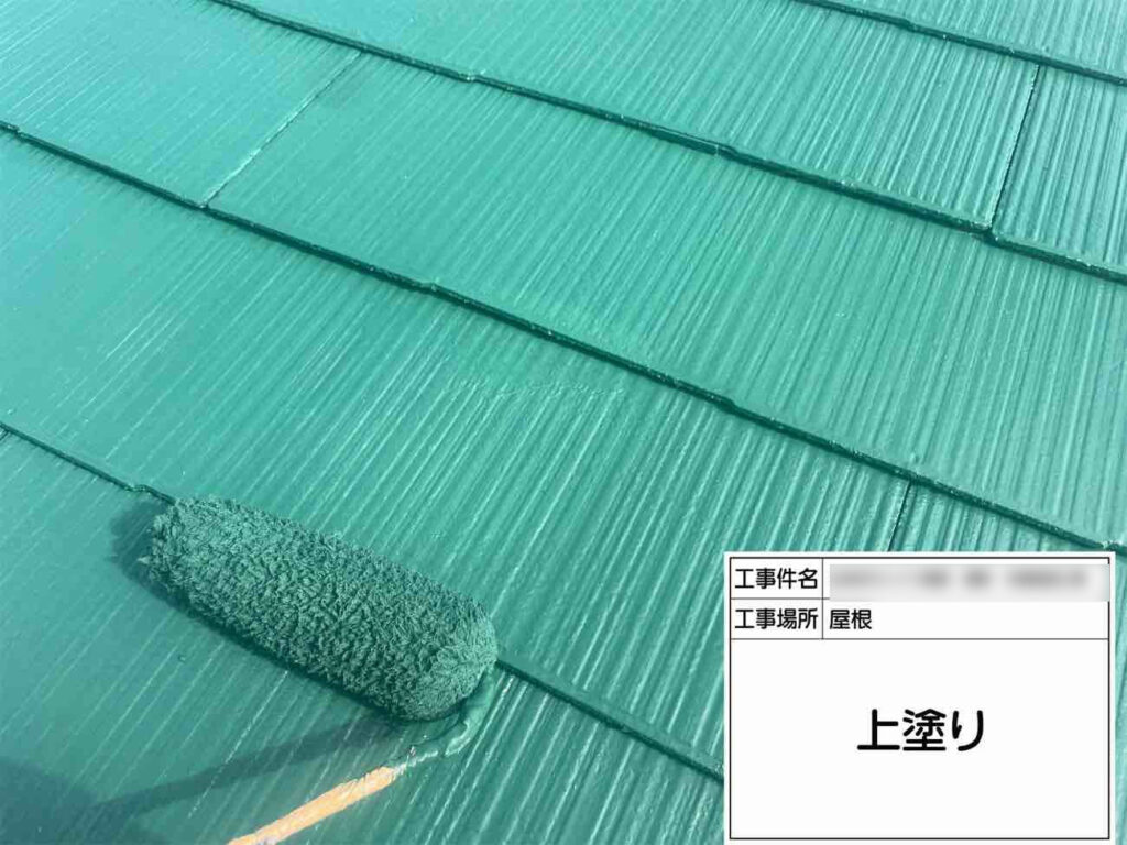 タスペーサーを差し込み、屋根材の間に隙間を設けながら塗装を行いました。 雨水の逃げ道や通気性を保つことで、スレート屋根が長持ちしやすい状態に整えることができます。