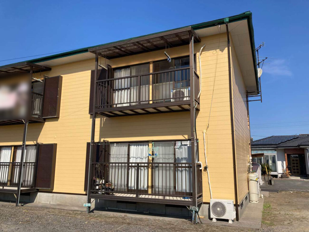 外壁には程よい艶感が生まれ、ぐっと引き締まった印象に。。ご入居者様にも気持ちよくお過ごしいただけるよう、美観とコストのバランスを意識して仕上げました。