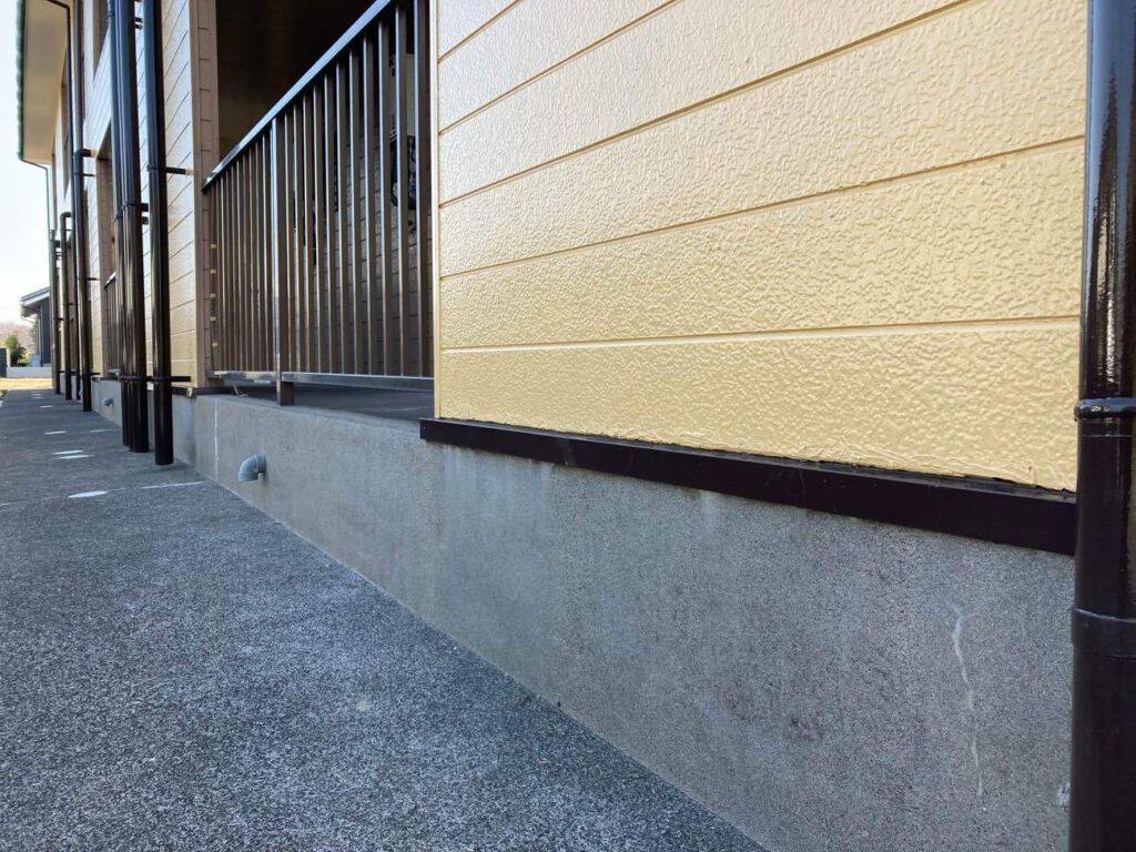 雨戸・雨樋・軒天などの付帯部も丁寧に塗装し、建物全体の統一感を高めました。
あわせて外構まわりも洗浄し、出入りの際も気持ちよくお使いいただけます。