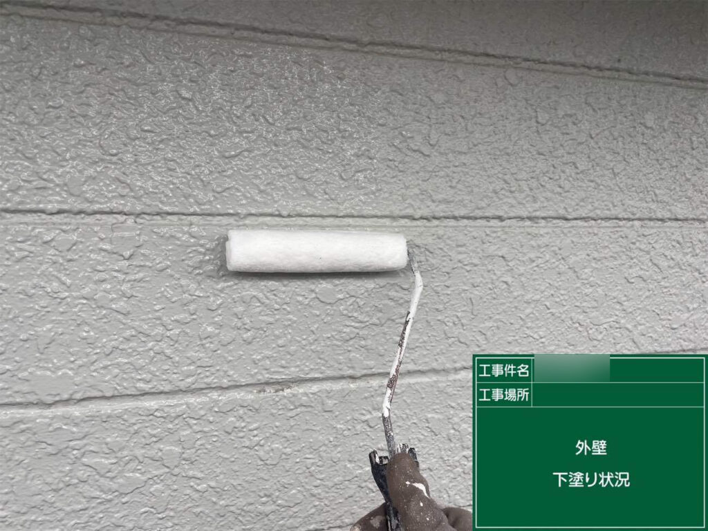 下塗り材を塗り、傷んだ外壁材の表面をしっかりと補強。