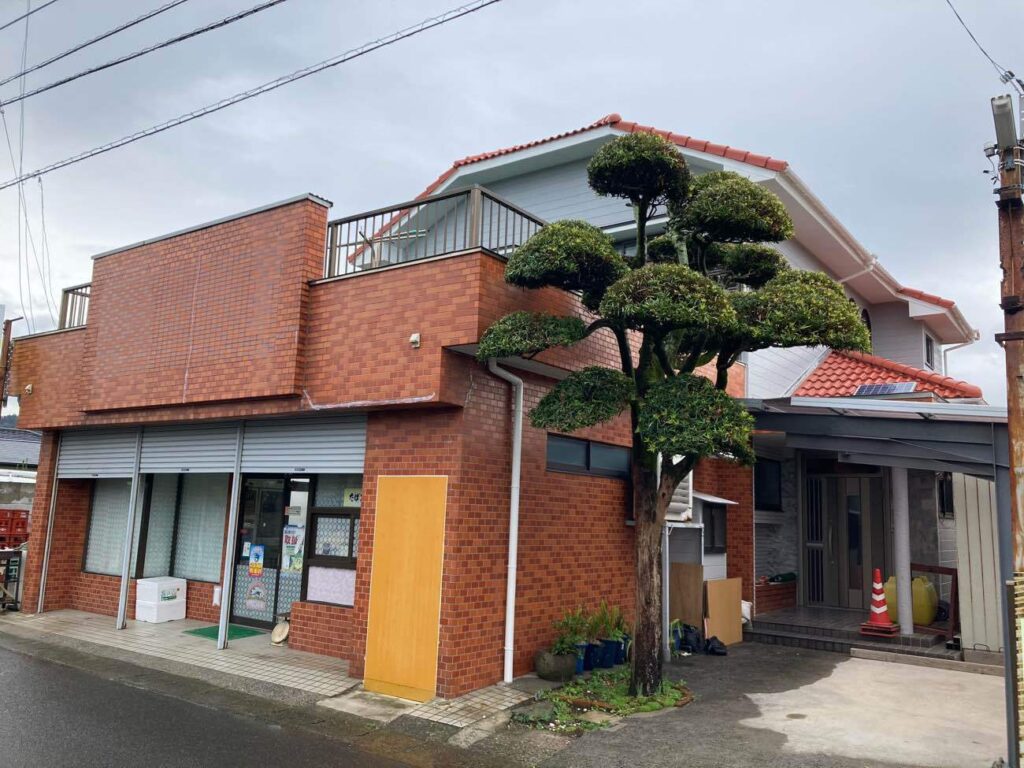 店舗まわりのタイル部分は洗浄と一部シーリング補修を行い、外観全体をすっきりと整えています。