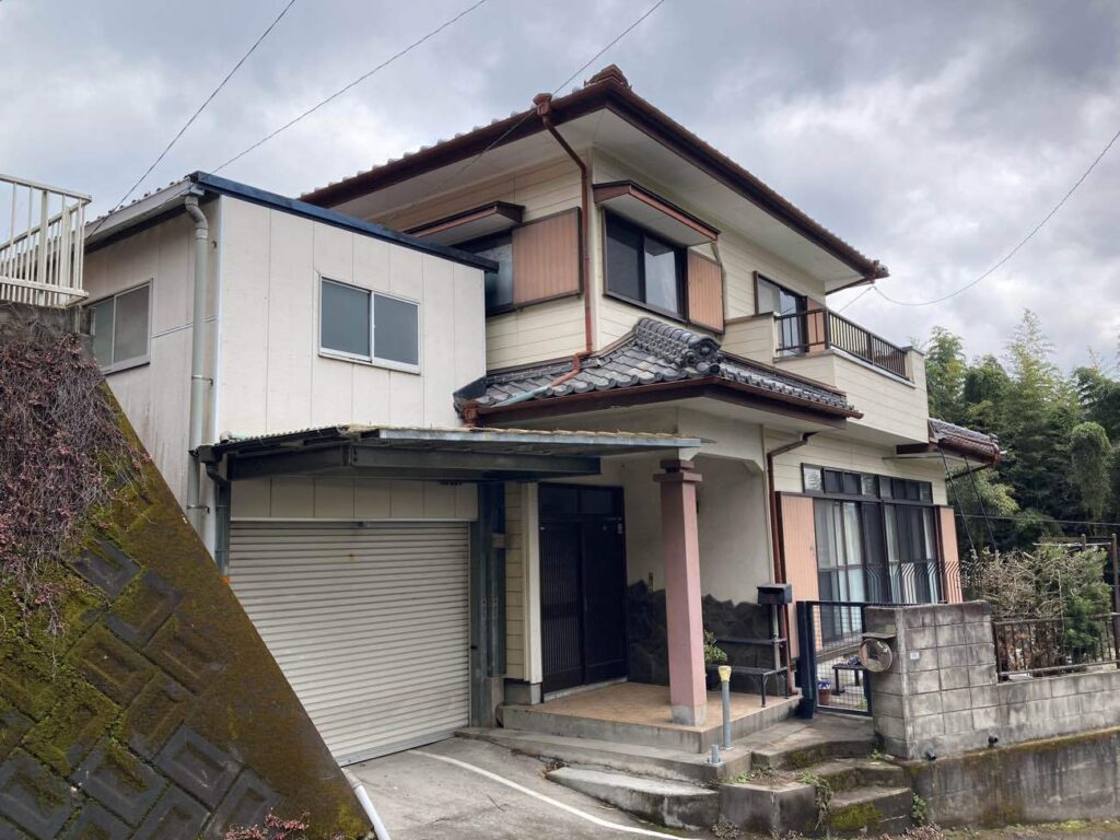 外観の落ち着いた雰囲気はそのままに屋根全体の耐久性を向上させ、これから先も安心して暮らせる住まいに仕上がりました。