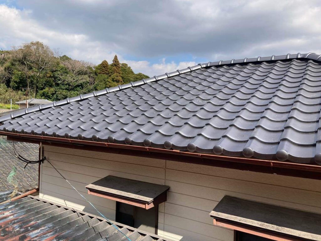 和瓦の美しさを活かしながら、安心して暮らせる屋根へと一新。
下地からしっかり補修した屋根は、機能性が格段に向上しています。
