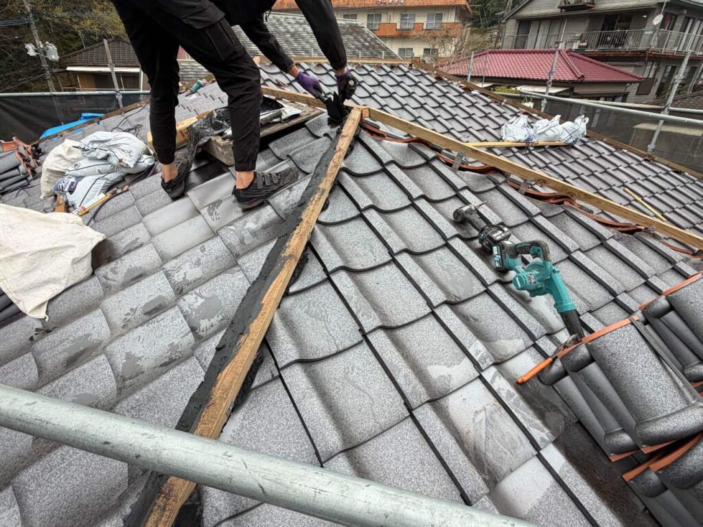 金具やビス、漆喰材を併用してしっかりと固定しながら、棟は低くすっきりと積み直します。このように安全性と防水性に配慮し、屋根全体の納まりを確認しながら瓦を取り付けていきます。
