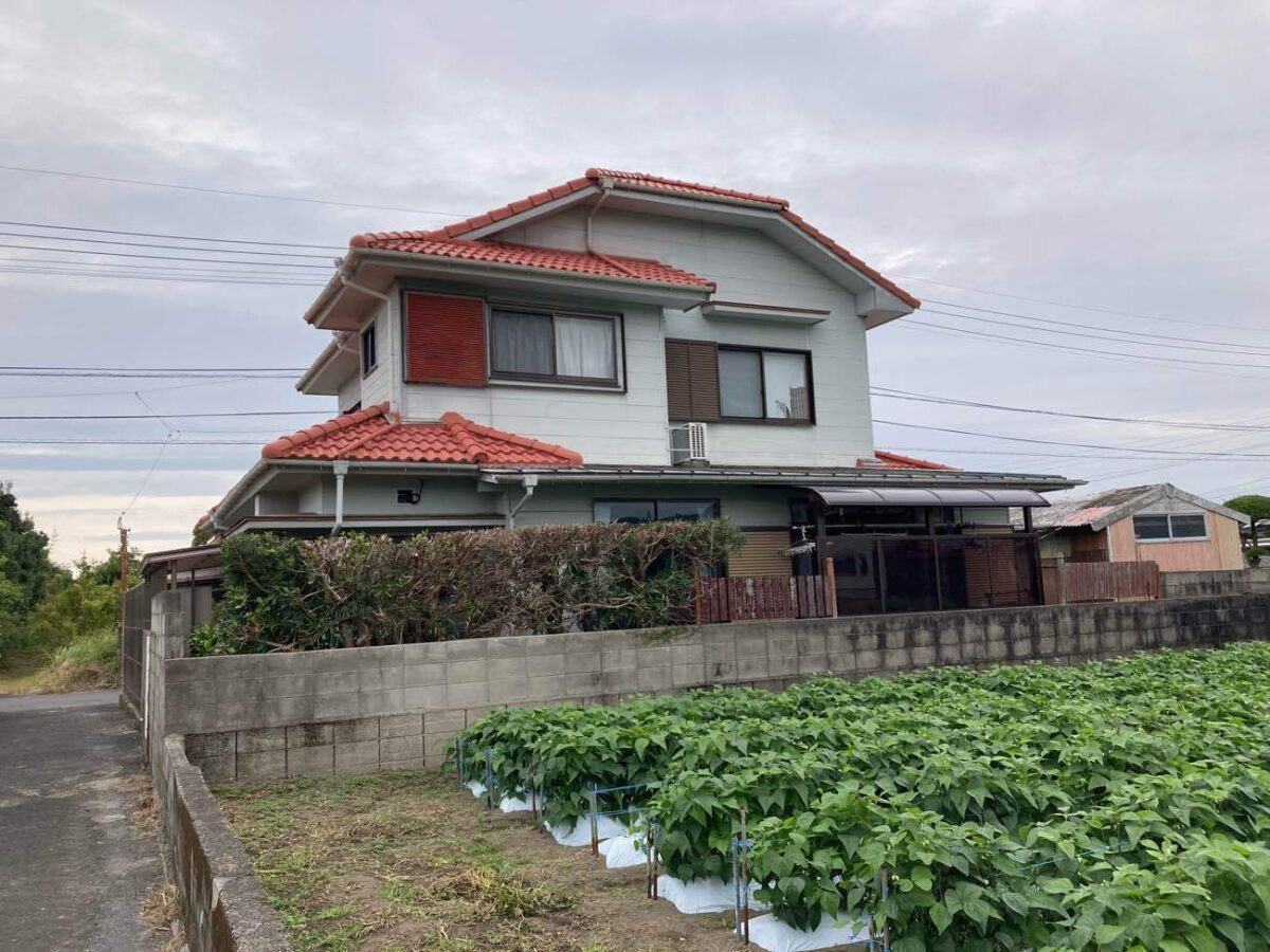 色あせた外壁を高耐久ムキコートで塗装｜外壁と玄関を整えた住まいのリフォーム
