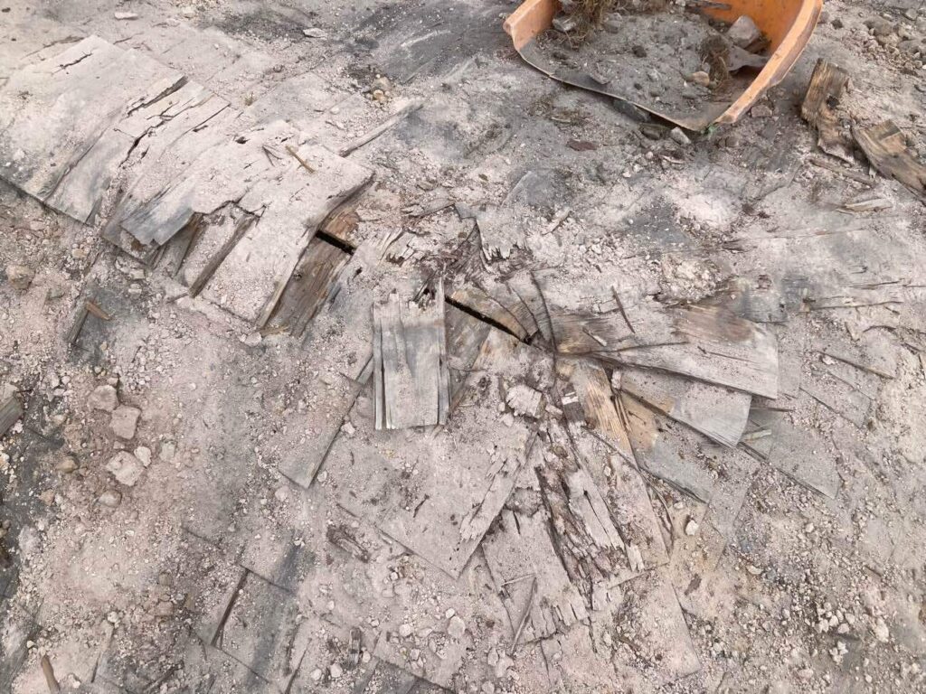 既存瓦を撤去しながら、このような下地の部分的な傷みがないか確認を行います。