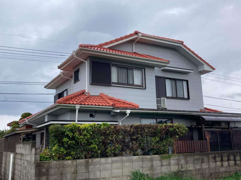 色あせた外壁を高耐久ムキコートで塗装｜外壁と玄関を整えた住まいのリフォーム