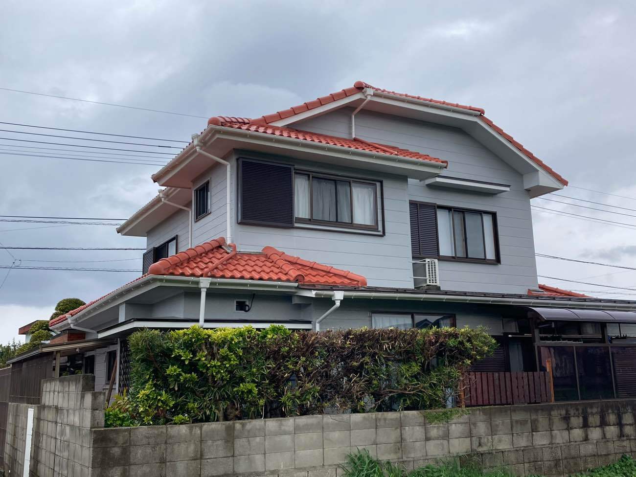 色あせた外壁を高耐久ムキコートで塗装｜外壁と玄関を整えた住まいのリフォーム完成