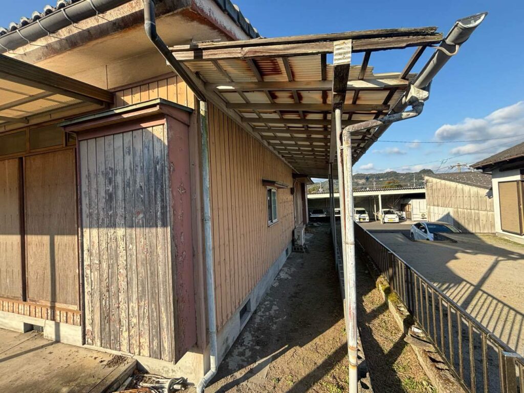 板壁には色あせや劣化が進み、木部本来の保護性能が低下していました。長く住まいを守るためにも、適切なメンテナンスが必要な状態でした。