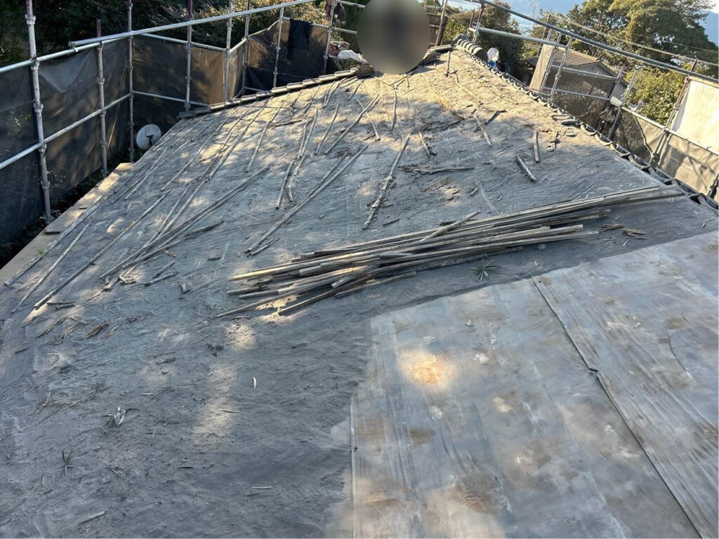 既存の瓦を撤去し、屋根下地の状態を一つひとつ確認。桜島ならではの火山灰も丁寧に清掃し、傷んだ桟木は取り外します。