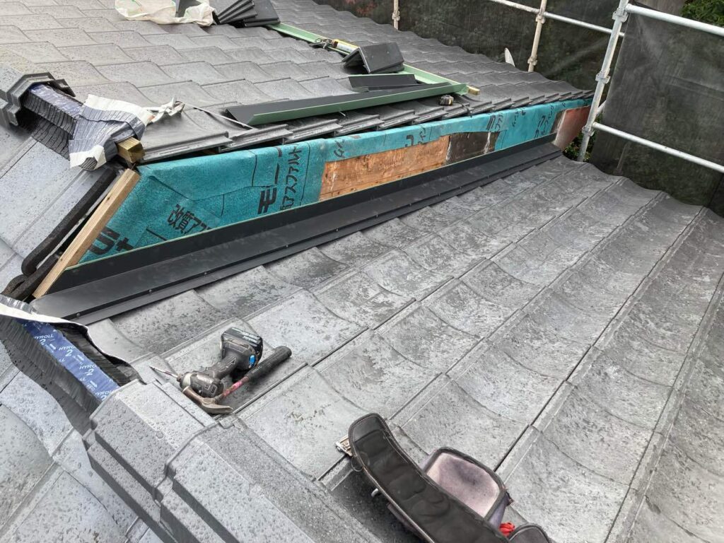 破風の下部は専用の板金を施工。すき間からの雨水の浸入を防ぎ、防水性を高めながら納まりよく仕上げていきます。