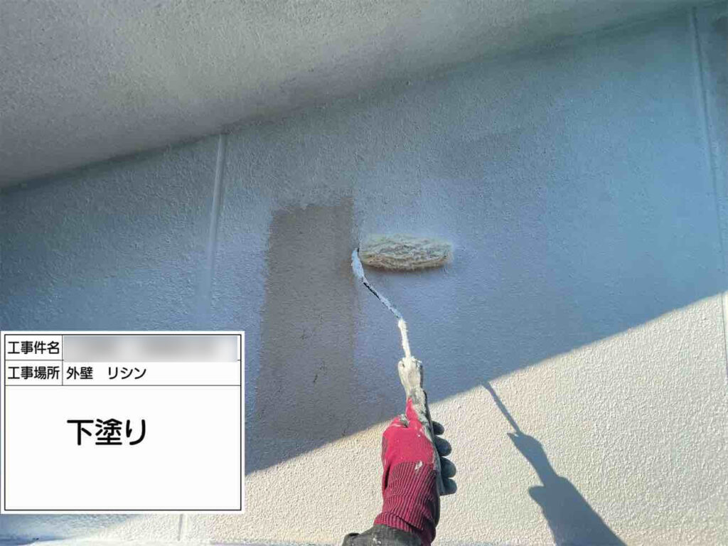 モルタル外壁や軒天などは「パーフェクトフィラー」で下塗りを実施。上塗り塗料との密着性を高めます。