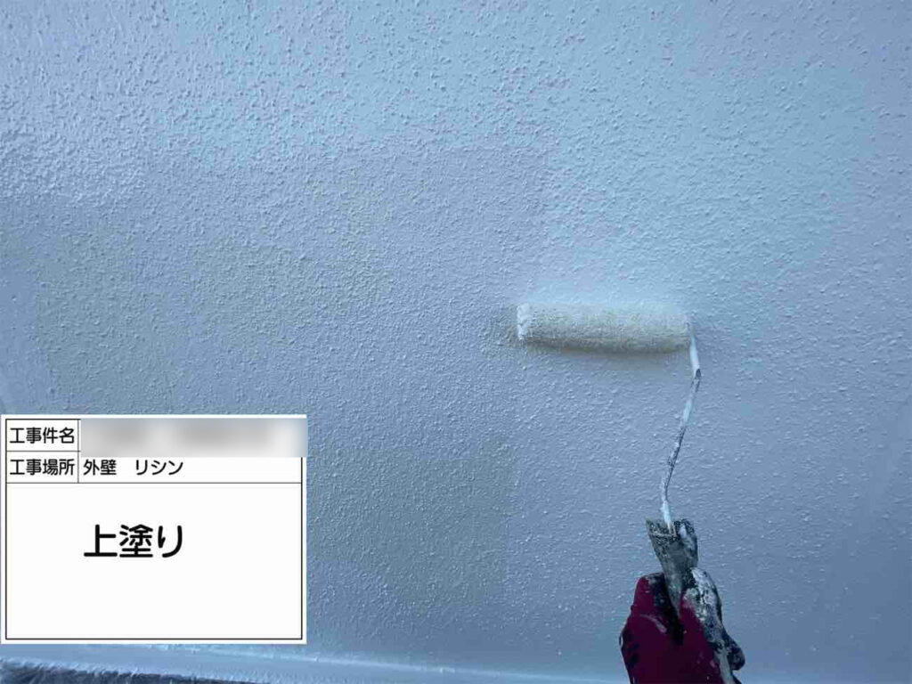 「スーパームキコート」を2回塗り重ねて仕上げました。塗膜に十分な厚みを確保し、美観だけでなく耐候性にも配慮した外壁へ整えています。