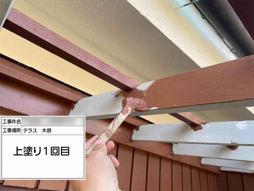 補修した下地木部は、耐久性を高めるため塗装を実施。板壁の色味に合わせ、見えにくい部分も全体になじむよう、美観にも配慮しています。