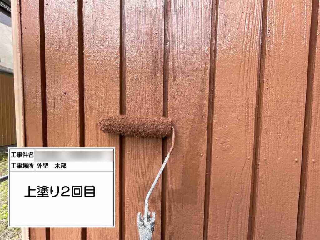 木部専用塗料「IPグロス」を塗り重ねることで、木の風合いを活かしつつ保護性能を高めました。