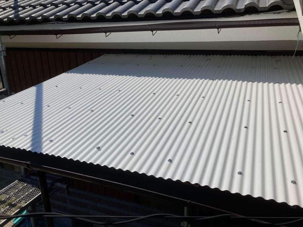 ポリカ波板を新しく交換し、柱も塗装したことで、建物全体に統一感が生まれ、明るい印象になりました。