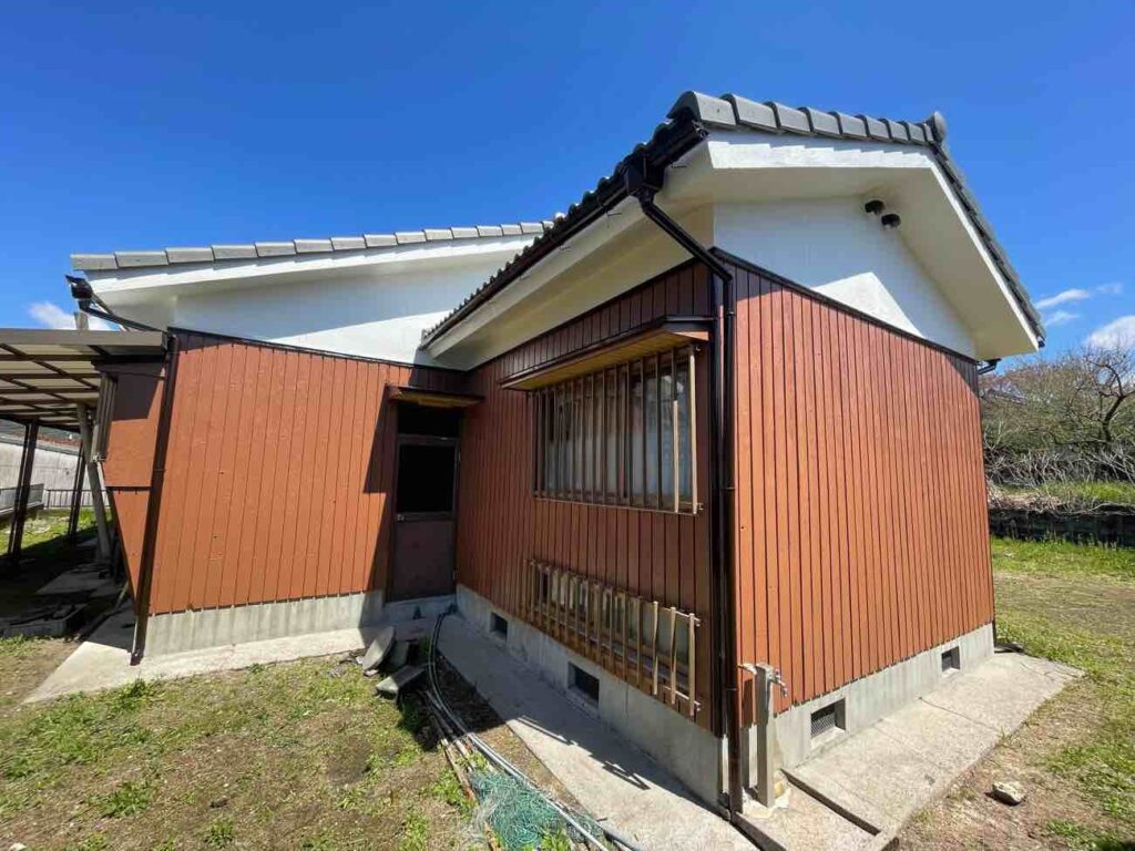 板壁とモルタル壁をそれぞれに適した仕様で仕上げたことで、美しさだけでなく耐久性にも配慮した外壁に仕上げています。