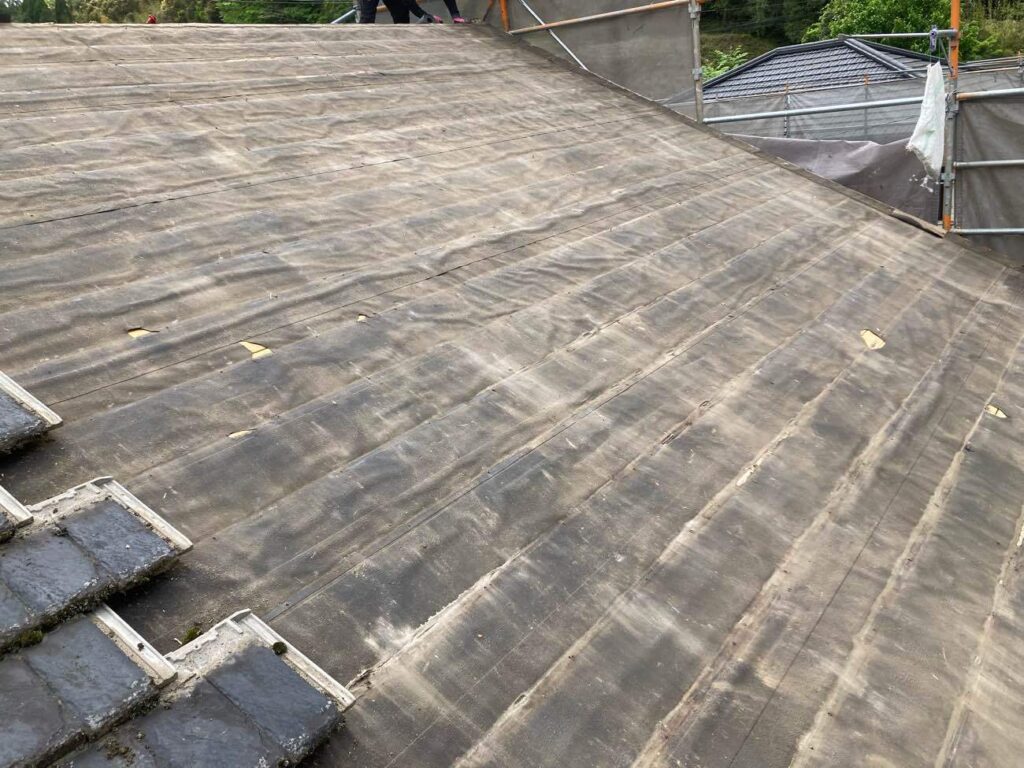 傷んだ屋根材を撤去しながら、既存屋根の下地の状態をよく確認します。すると防水シートの破れや、下地木材の腐食が見つかりました。