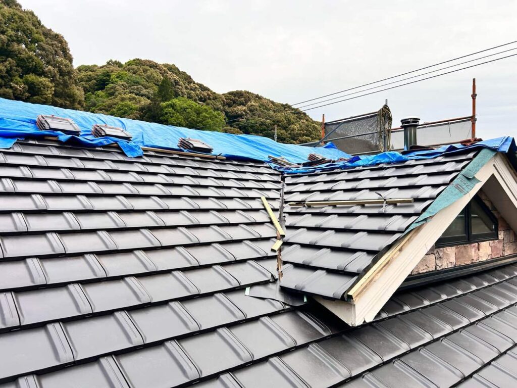 今回の葺き替えでは、ご予算とのバランスも考慮しながら陶器瓦を採用しました。耐久性に優れ、塗り替えの必要がないため、長い目で見ても安心できる屋根材です。