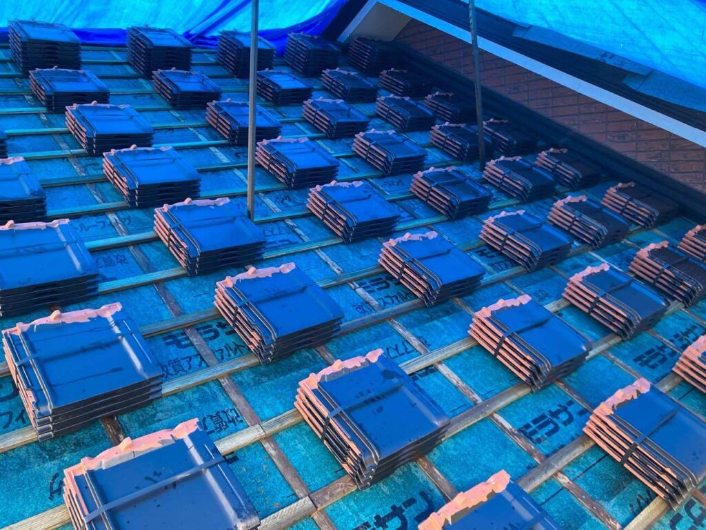 雨天時でも、施工スケジュールに影響を与えないよう、ブルーシートを使用して工事を進めるなど柔軟に対応させていただいております。