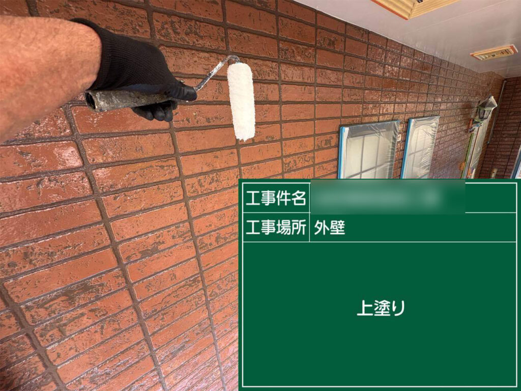 既存の模様を活かすため、菊水化学工業の「ロイヤルセラクリヤー」によるクリヤー塗装を行いました。クリヤー塗装は外壁の状態によって仕上がりが左右されるため、施工前に適否をしっかり見極めたうえで施工し、風合いを活かしながら２回の重ね塗りにより外壁を保護しています。