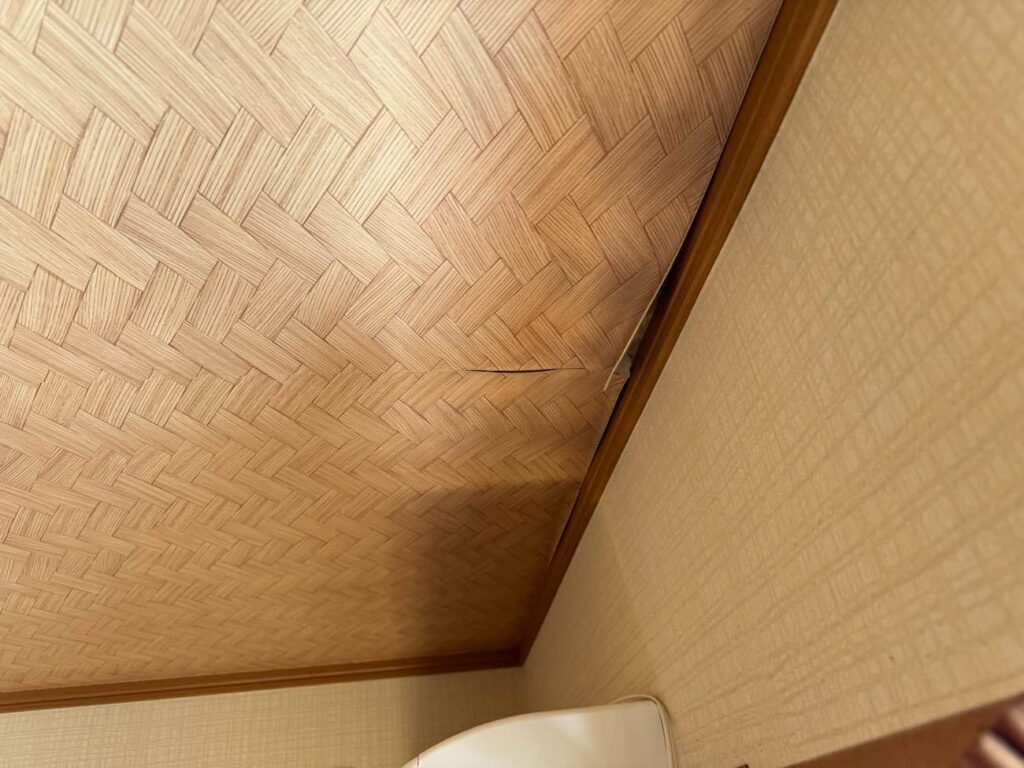 2階の室内天井には雨漏りによる染みがあり、最近では屋根裏から雨水がポタポタ落ちる状態に。雨の日には、不安を感じながら過ごしておられました。