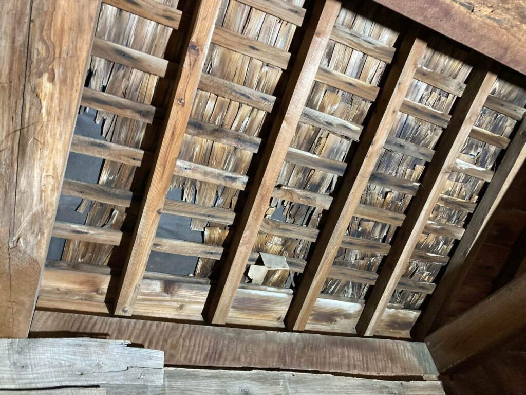 小屋裏から見ると、下地の傷みも進んでいることが確認できました。表面だけでなく、屋根全体をしっかり見直す必要がある状態でした。