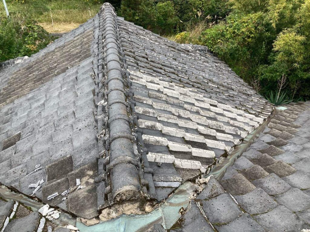 棟まわりでは漆喰の剥がれや傷みが見られ、瓦のずれやゆがみも確認されました。雨水の浸入につながりやすい部分でもあるため、丁寧な見直しが必要な状態でした。