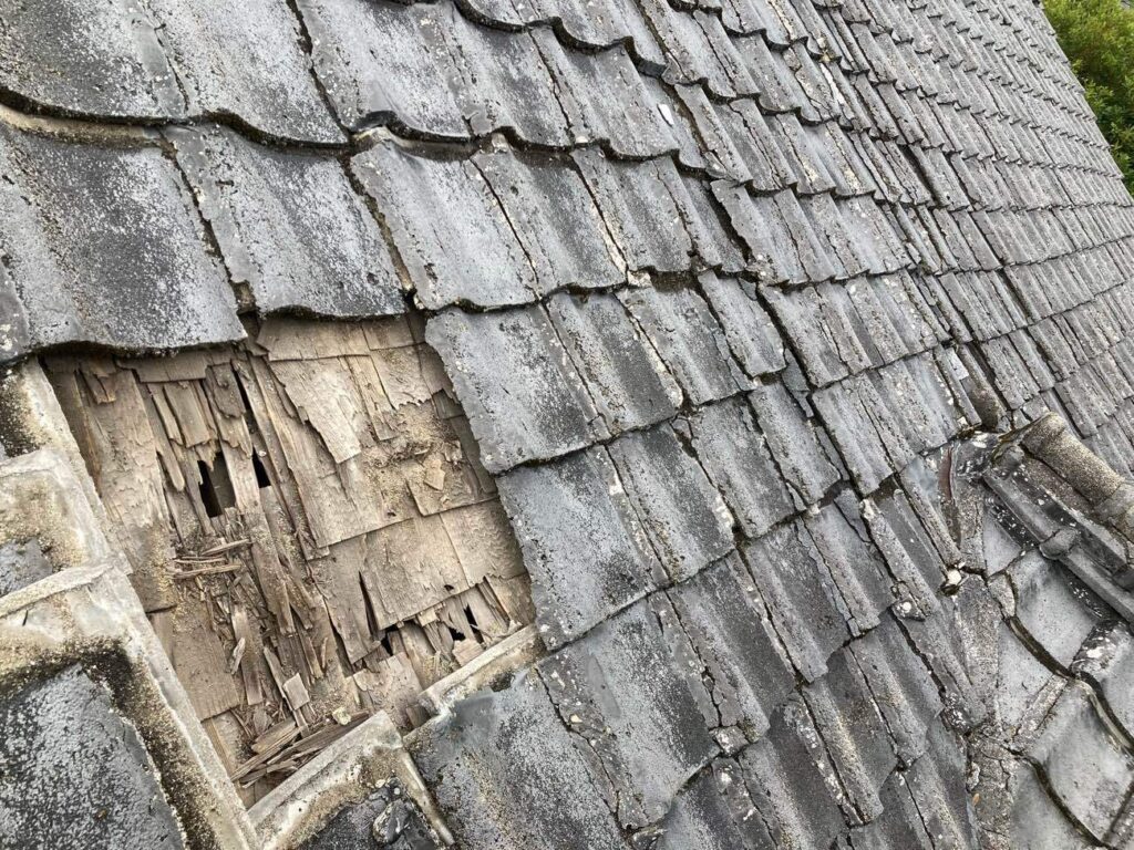 屋根の一部には剥がれや穴が見られ、下地が露出している箇所も確認されました。雨水が入り込みやすく、雨漏りにつながる状態でした。