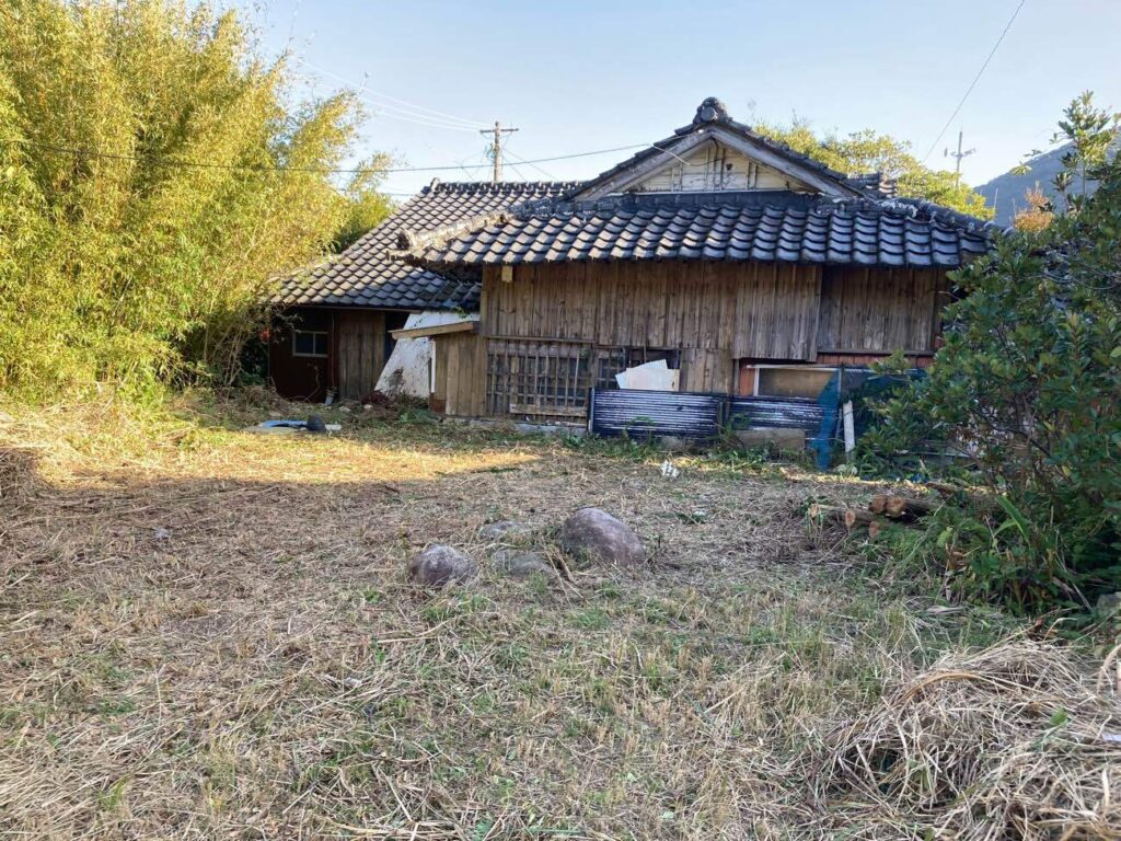 J様がご購入された、海の近くに建つ築50〜60年ほどの古民家。趣ある佇まいを大切にしながら、ご自身で内装のDIYを進め、少しずつ住まいづくりを進めておられました。