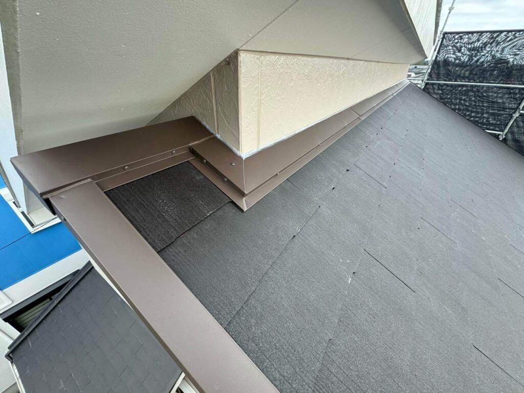 壁際には板金を施工し、丁寧に納めました。屋根の状態を見直すことで、雨漏りへの不安を軽減し、今後の安心につながる屋根へ整えています。