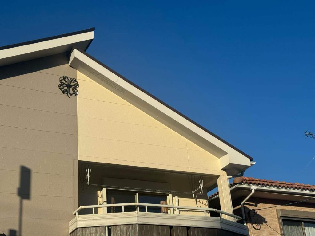 屋根の表面だけでなく天井裏まで確認して原因を見極め、屋根から室内まで一貫して補修。雨が降るたびに感じていた不安を軽減し、これからも安心して暮らせる住まいへ整えました。